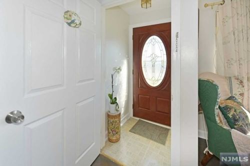 151 Becker Ave, Rochelle Park, NJ 07662-4303