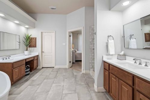 7904 Crandall Rd, Austin TX  78739-1910 exterior