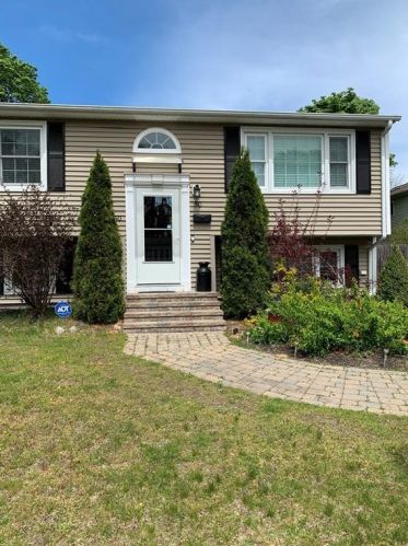 50 Larochelle Ave, Warwick, RI 02889-3309