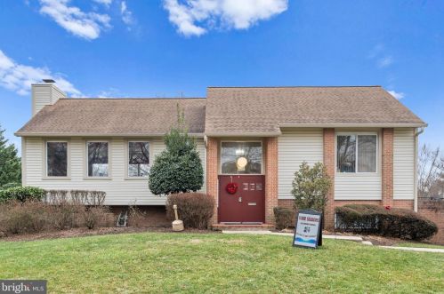 827 Spring Knoll Dr, Herndon VA  20170-3920 exterior