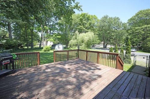 122 Longmeadow Dr, Waterbury, CT 06706-2648