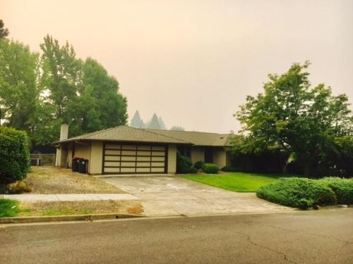 1461 Honeysuckle Ave, Medford, OR 97504-5557
