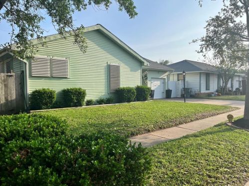 7209 Sycamore Dr, Galveston, TX 77551-1721