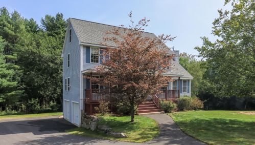11 Willow St, Derry, NH 03038-4439