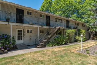 6835 Capitol Hill Rd, Portland, OR 97219-2627