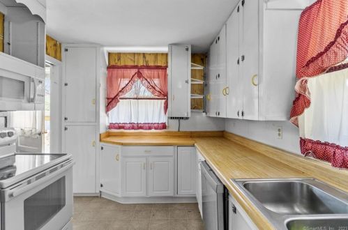 33 Cady St, Killingly, CT 06239-3707