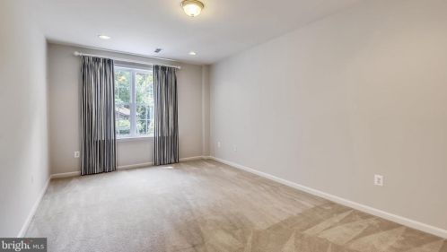 7112 Ayers Meadow Ln, Springfield VA  22150-4915 exterior