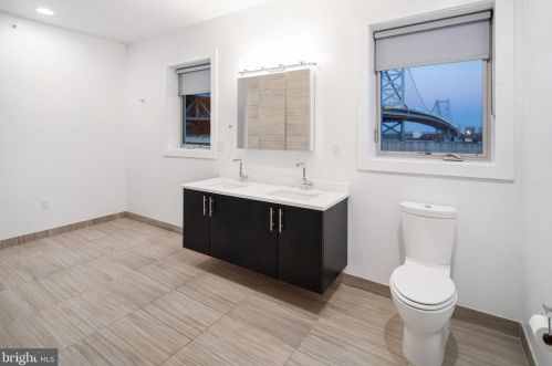 154 Front St, Philadelphia PA  19106-0020 exterior