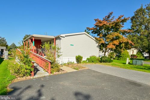 105 Falcon Ct, Lancaster, PA 17603-2156