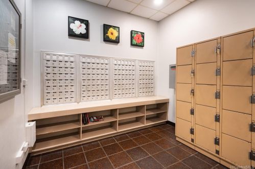 2825 King St, Honolulu HI  96826-3563 exterior