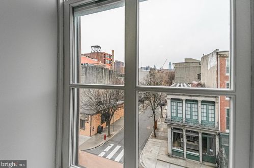 135 3rd St, Philadelphia PA  19106-1913 exterior