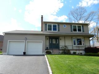 468 Stalevicz Ln, Rahway, NJ 07065-1726
