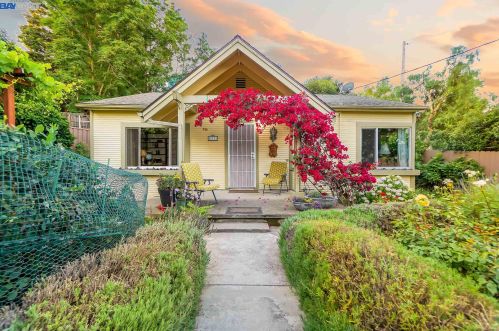 26151 Parkside Dr, Hayward, CA 94542-1624