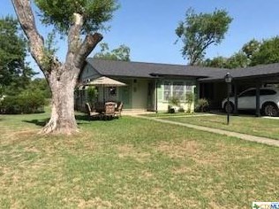 450 Wallace St, Seguin TX  78155-5938 exterior