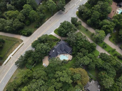 2 Wedgewood Blvd, Conroe TX  77304-1349 exterior