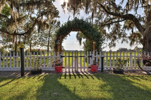 638 Wagon Wheel Trl, Angleton TX 77515-2733 exterior