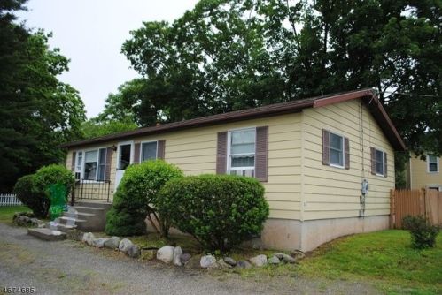 11 Green St, Columbia, NJ 07832-2333