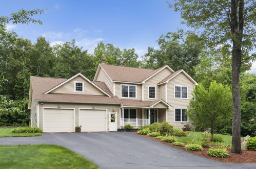 11 Macadamia Ln, Lewiston, ME 04240-1816