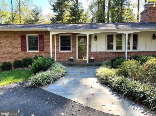 8205 Hillcrest Rd, Annandale, VA 22003-2313