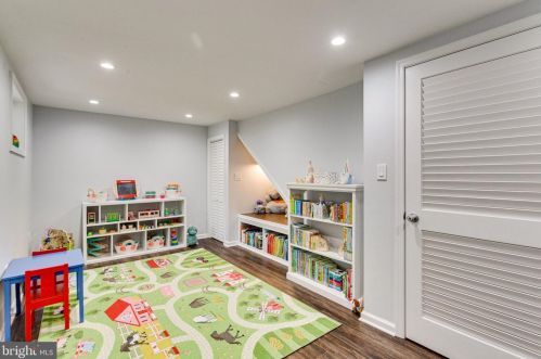 909 Roswell Dr, Silver Spring MD 20901-2128 exterior