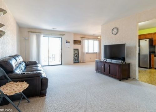 9332 Landings Ln, Des Plaines, IL 60016-5257