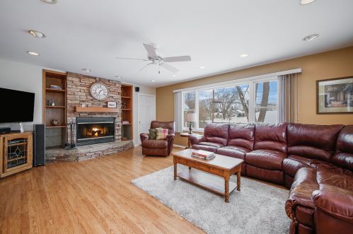 471 Illini Dr, Carol Stream, IL 60188-1553