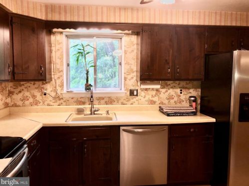 81 Lamppost Ln, Somerdale, NJ 08083-2301