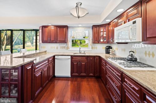 16 Ronit Dr, Trenton NJ 08628-2225 exterior