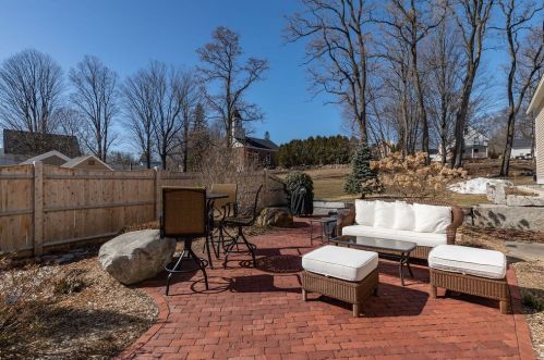 73 Main St, Henniker, NH 03242-3277