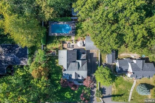 515 Summit Ave, Oradell, NJ 07649-1327