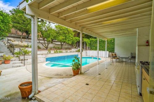 3951 Los Olivos Ln, Glendale CA 91214-1628 exterior