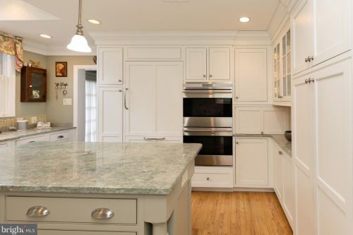 561 Crystal Lake Ave, Tavistock NJ 08033-2748 exterior