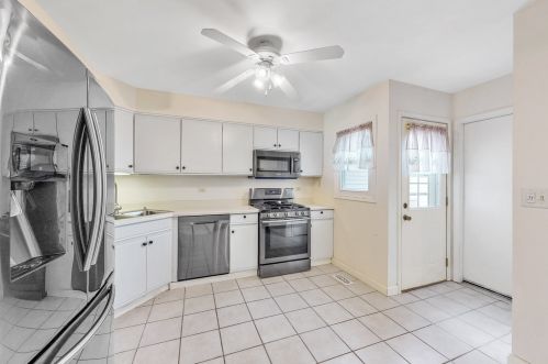17533 Walnut Ln, Gurnee, IL 60031-2582