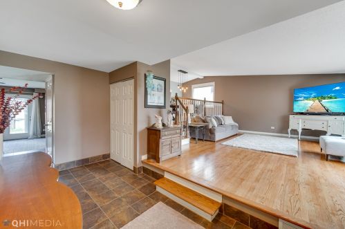 15409 Linden Dr, Oak Forest, IL 60452-1522