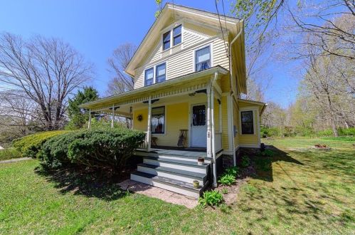 6 Prospect St, Chester, CT 06412-1318