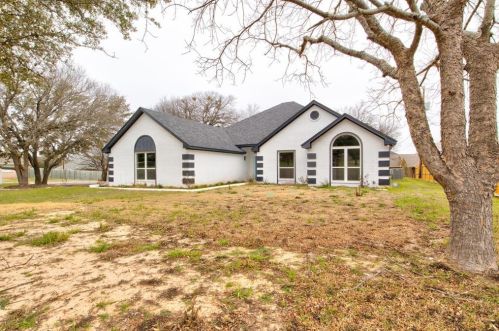 3901 Del Rio Ct, Granbury, TX 76049-1639