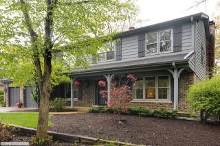 33 Oxford Dr, Half Day, IL 60069-3144