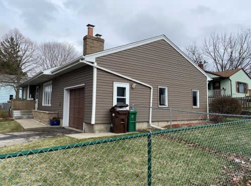 201 Diggins St, Alden, IL 60033-2437