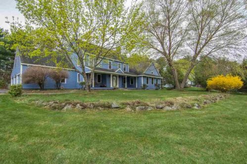 17 Surrey Ln, Lee, NH 03824-4413