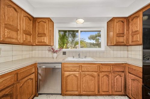 231 Sleepy Holw Dr, Glendale CA 91206-4727 exterior