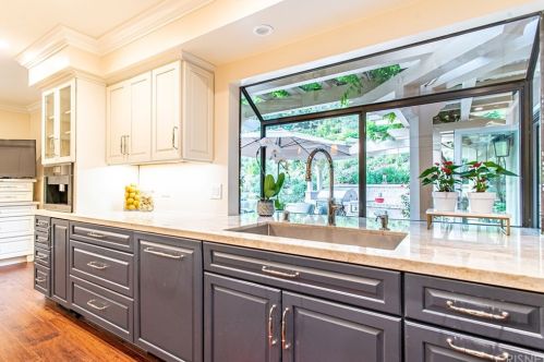 2010 Buckingham Pl, Glendale CA  91206-1401 exterior