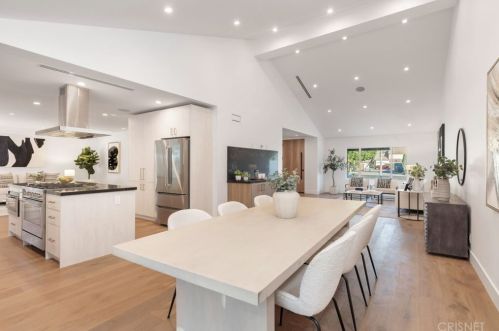 5243 Fulton Ave, Van Nuys CA  91401-5906 exterior