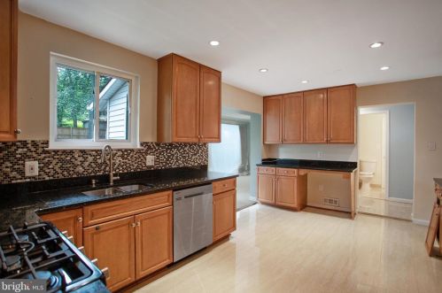 6812 Landor Ln, Springfield VA  22152-3333 exterior