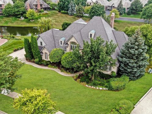 6972 Fieldstone Dr, Willowbrook IL  60527-6969 exterior