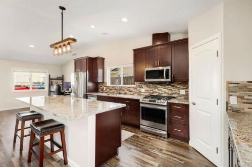 1730 Calle Jules, Vista CA  92084-3242 exterior