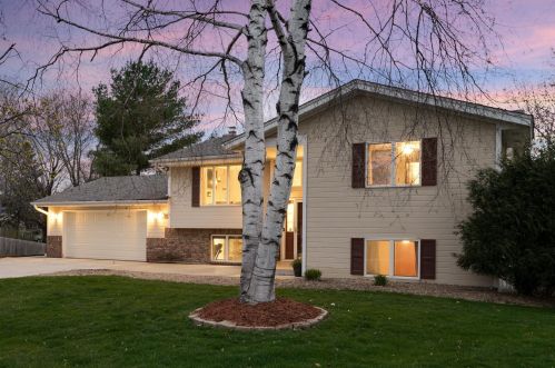 1921 Davis Ct, Prior Lake, MN 55379-2916