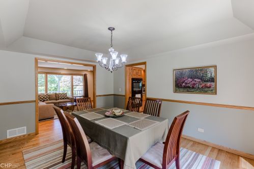 6529 Bentley Ave, Willowbrook IL 60527-1832 exterior