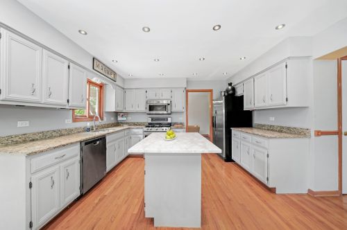 1445 Shaman Dr, Lemont IL  60490-5572 exterior