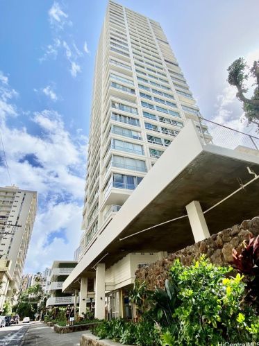 2421 Tusitala St, Honolulu HI  96815-3151 exterior
