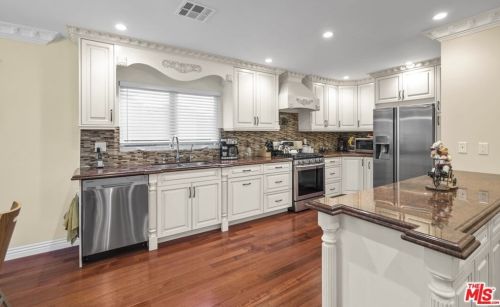 2417 Glenoaks Blvd, Glendale CA  91206-3027 exterior